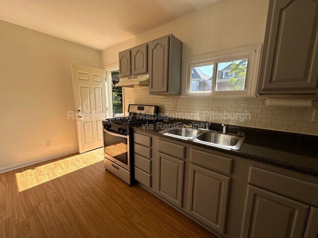 Building Photo - 822 Collins St