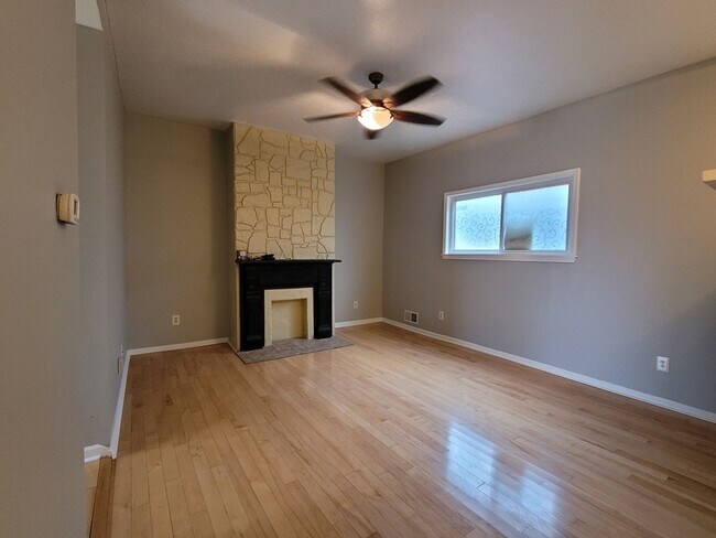Building Photo - Beautiful 2 Bedroom Home in South Side - C...