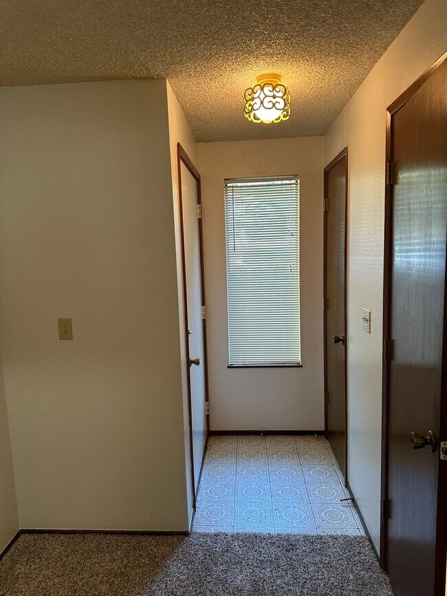 Building Photo - 2 bedroom 1.5 bathroom duplex in quiet Thurston neighborhood!