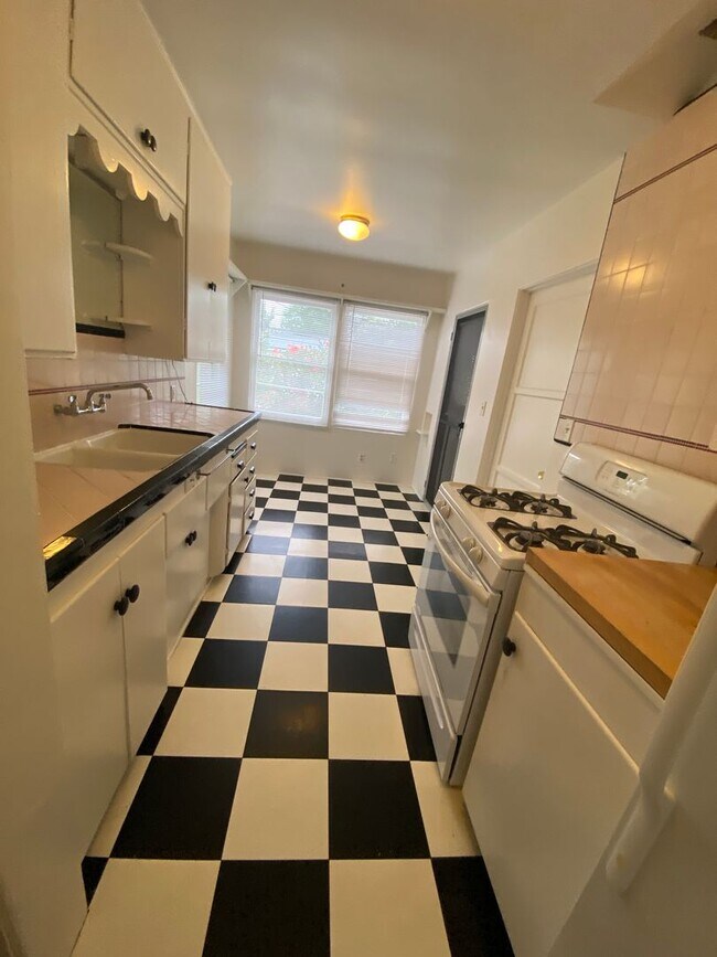 Building Photo - Cute 3 Bedroom 2 bath home located near SD...