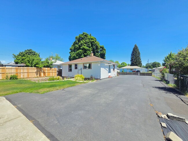 Building Photo - 5621 N Hemlock St