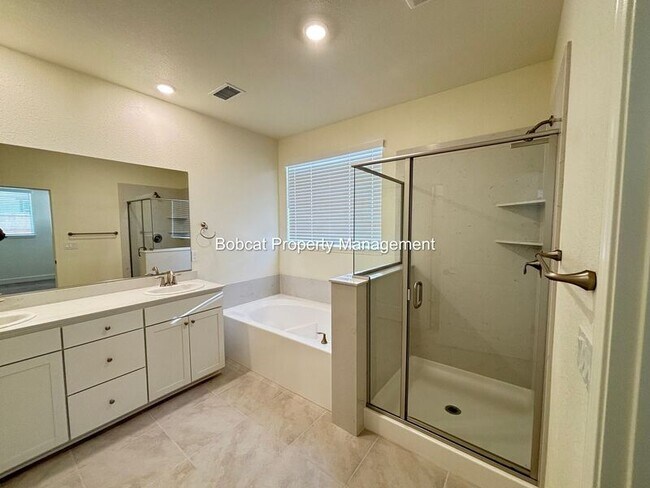 Building Photo - 925 Nelle Dr