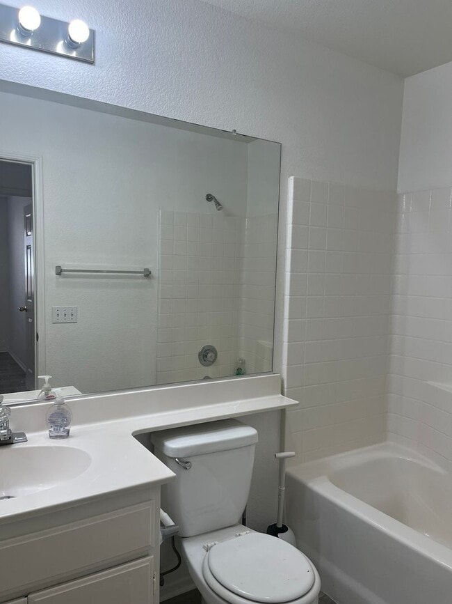 Building Photo - 3 bedroom 2 bathroom Home available in Vic...