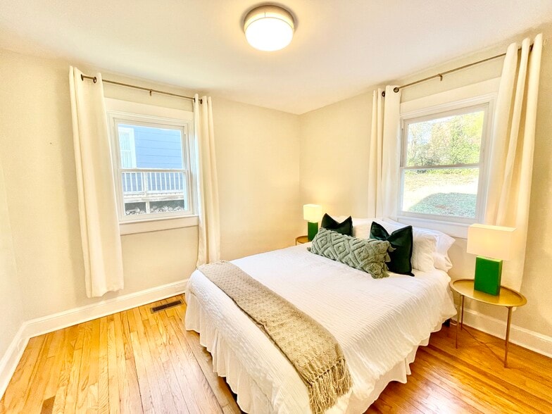 Building Photo - 1325 Willow Dr