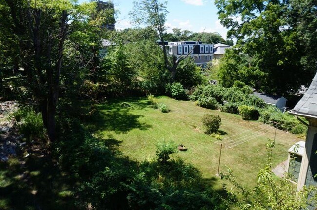 Building Photo - Central JP Location, In-Unit Laundry, Porc...