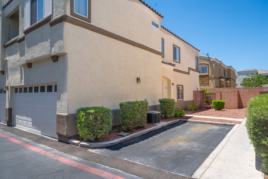 Building Photo - 6321 Blowing Sky St