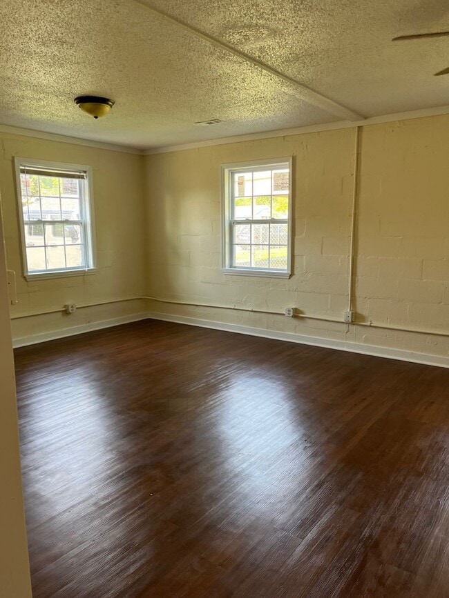 Building Photo - Renovated Cottage!