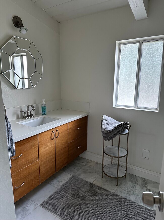 Top floor guest bathroom - 28214 Rey De Copas Ln
