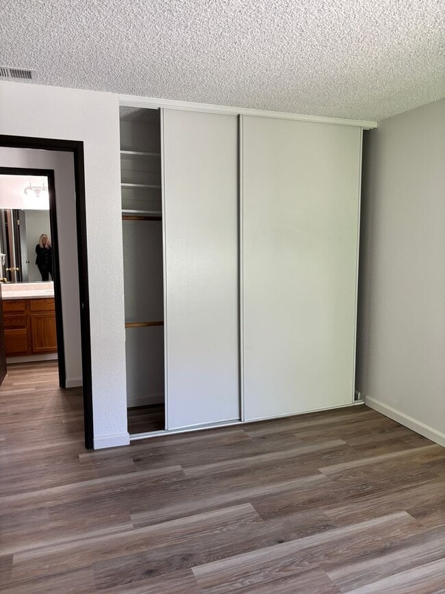 Building Photo - VERY NICE 2 BED/1 BATH 2ND FLOOR CONDO - N...