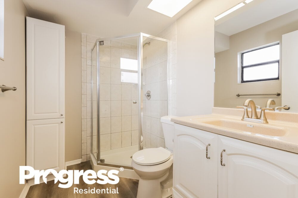 Building Photo - 1401 Glenmere Dr