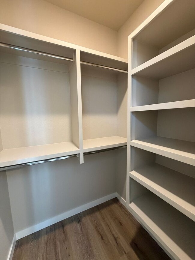 Building Photo - 3 Bed | 2 Bath House | Fridge will be add upon move in.