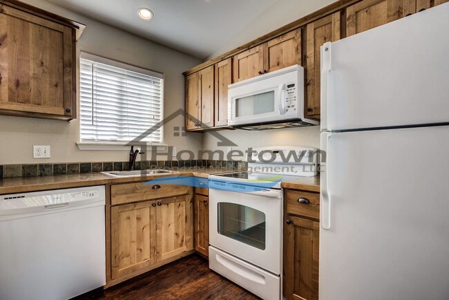 Building Photo - Beautiful 1 Bed 1 Bath Cottage Centrally L...