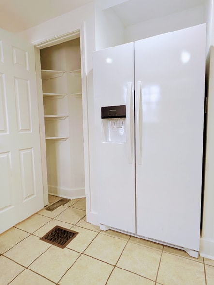 Building Photo - 955 Rogers St