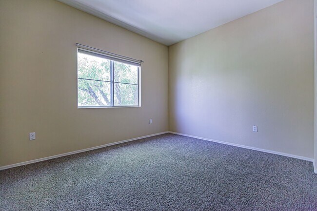 Building Photo - Upstairs condo in gated community