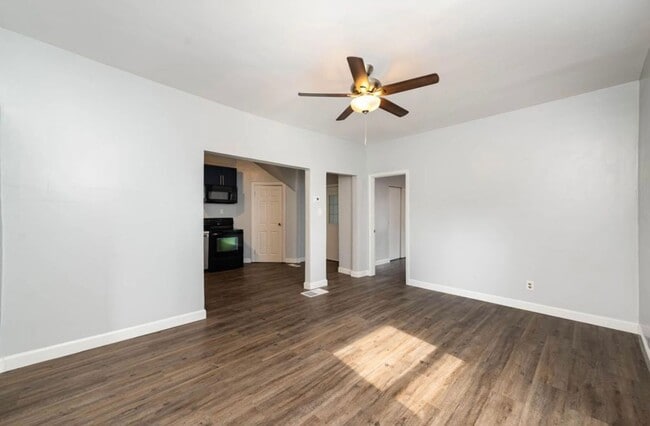 Building Photo - E. WALNUT HILLS - Cute 2 bed in upper of 2 family