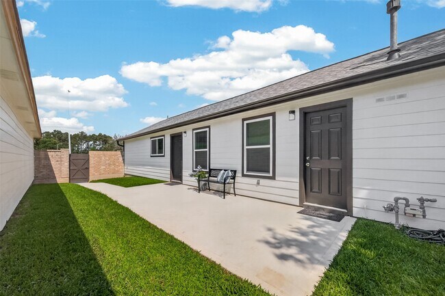 Building Photo - 13843 Northlake Dr