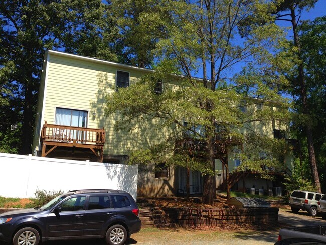 Building Photo - Inviting, updated 4br 3.5ba duplex w/ park...