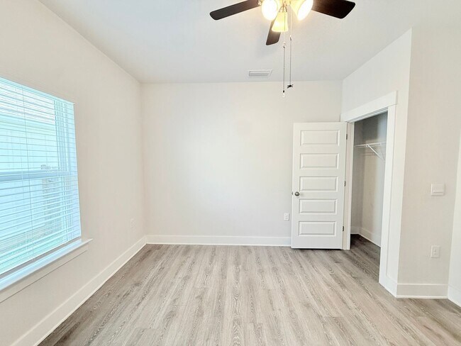 Building Photo - 5733 Danbury Blvd