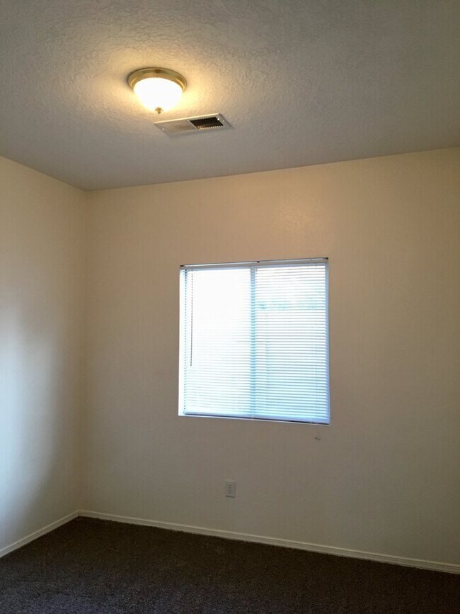 Building Photo - 3BR/2Living in Enchanted Hills!
