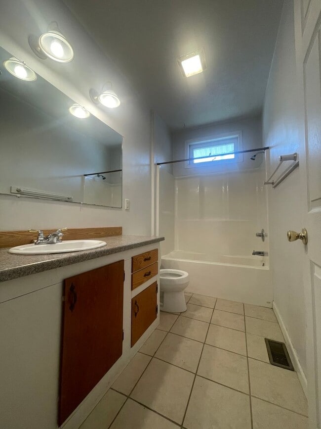 Building Photo - 321 E College St