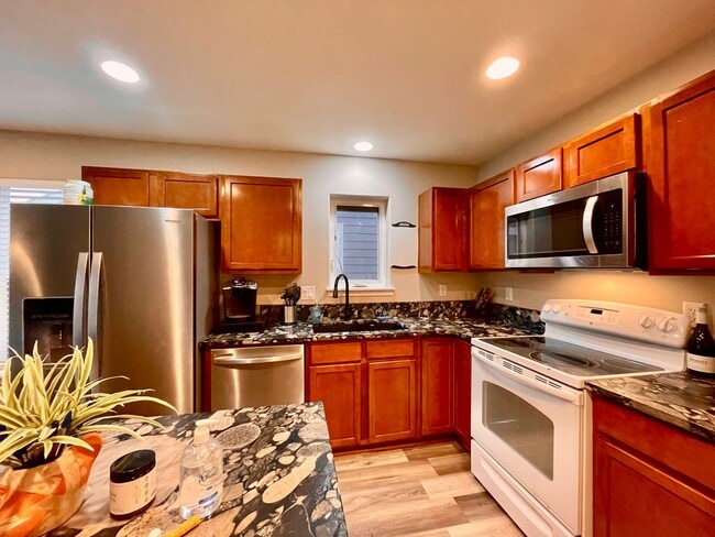 Building Photo - Incredible SE Hazelwood 2 Bedroom + 1 Bathroom Condo w/ included Garage and Washer & Dryer!!