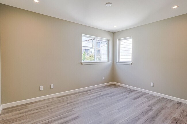 Building Photo - Newly built 4 bed/4 bath townhome in a 6-u...