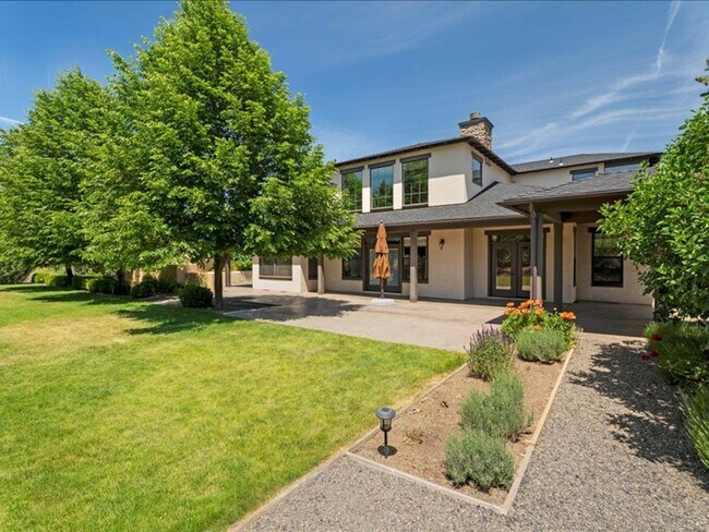 Building Photo - Stunning Tumalo Home on 3.21 Acres with Ca...