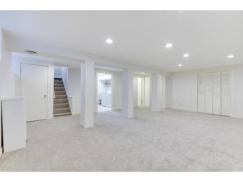 Building Photo - 818 W 42nd St