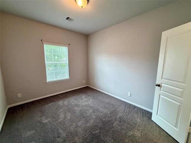 Building Photo - 18665 Legend Oaks Dr