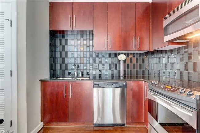 Building Photo - High-Rise Luxury 2 bedroom 2 bathroom cond...
