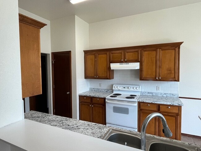 Building Photo - Beautiful Home in Edmond Community