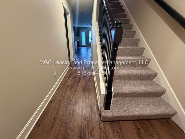 Building Photo - Luxury Living in the Northland - Special P...