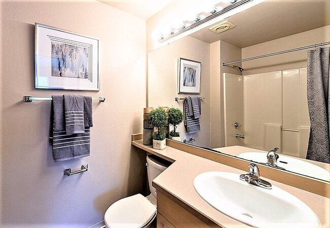 Interior Photo - Plaza 45