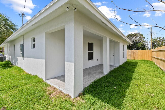 Building Photo - 427 Barnett St