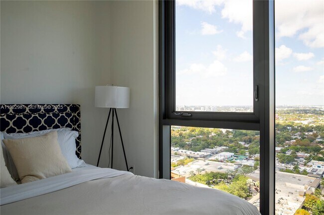 Building Photo - 121 NE 34th St