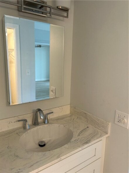 Building Photo - 451 Grove Isle Cir