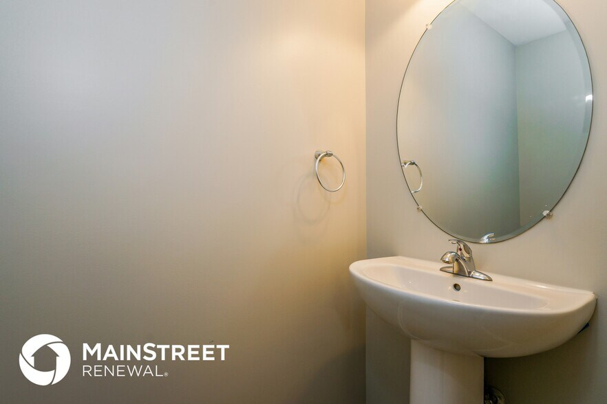 Building Photo - 2001 Drummond Dr