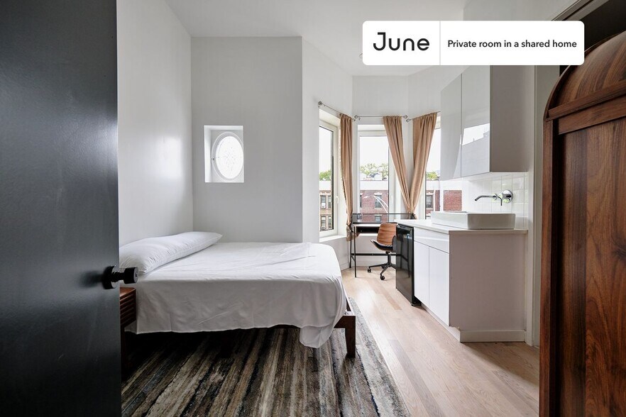 Building Photo - Private bedroom in 4 bed/4 bath Home