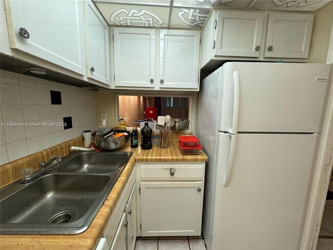 Building Photo - 3720 Inverrary Dr