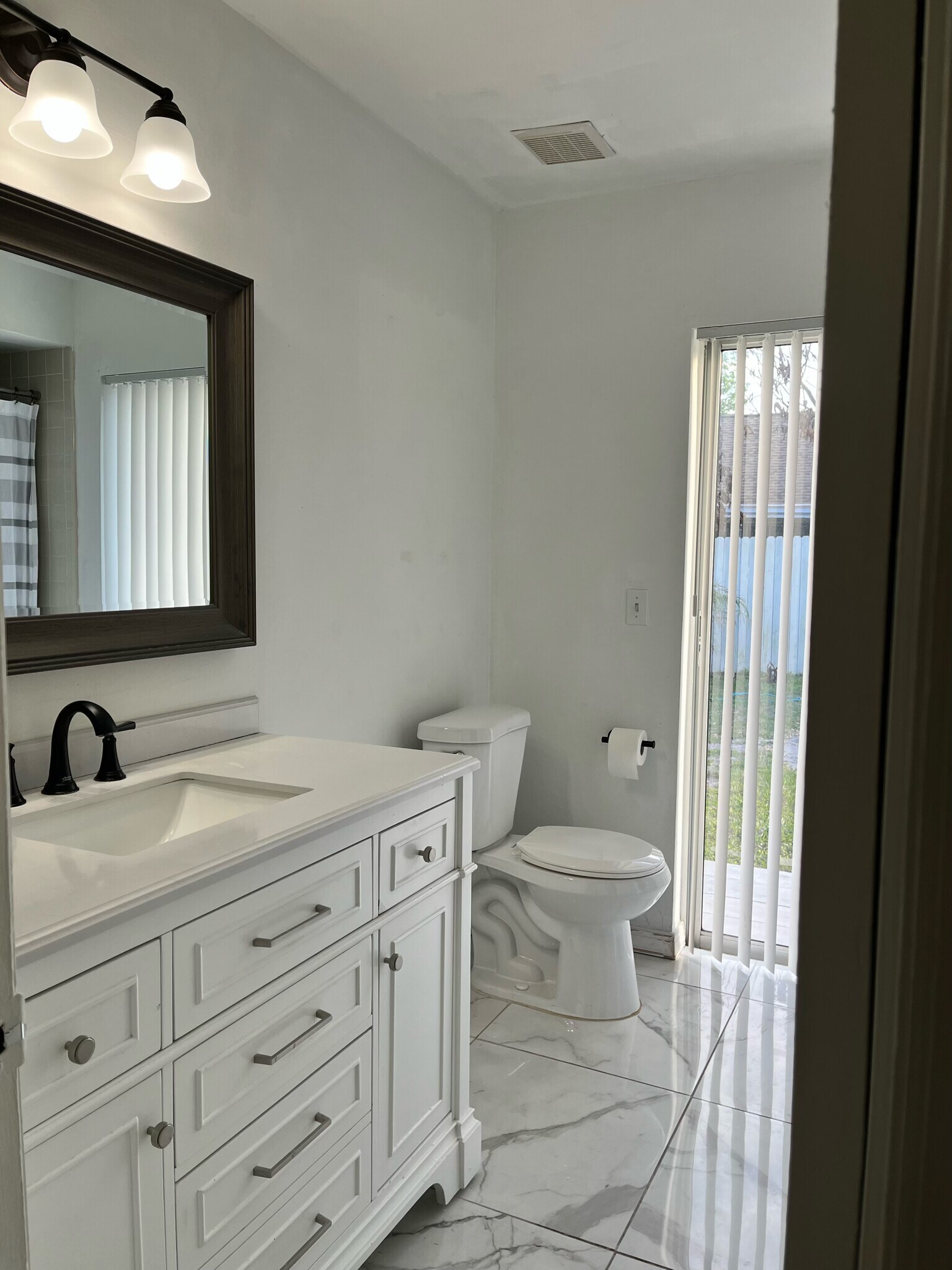 Building Photo - 111 Rosewood Ct