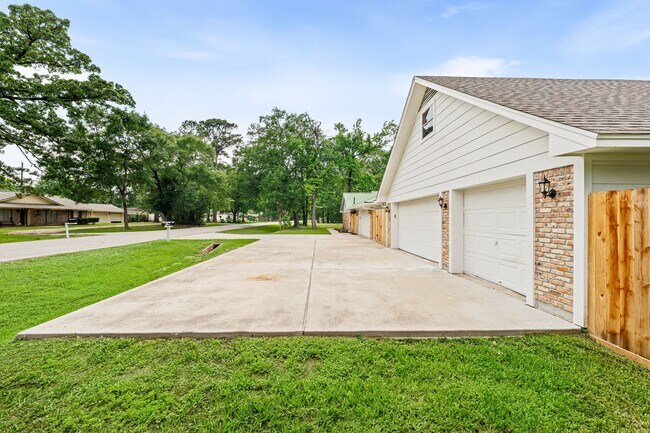 Building Photo - 25804 Maplewood Dr