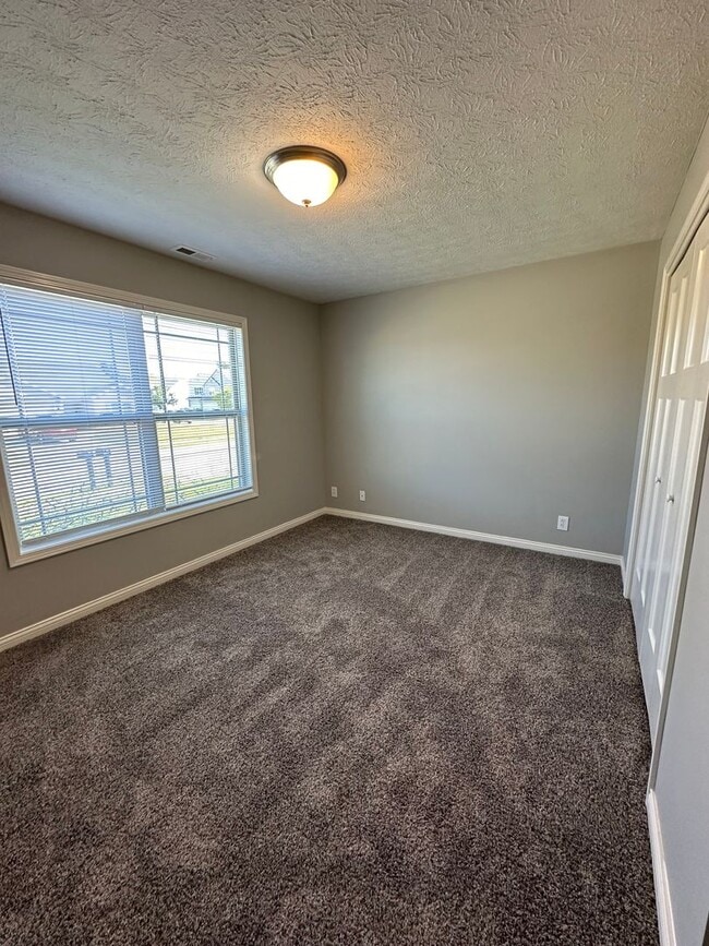 Building Photo - Lovely 3bdrm Home!