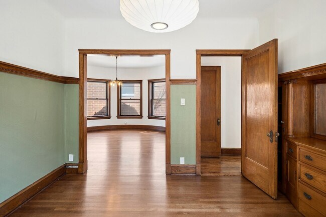 Building Photo - 1263 W Foster Ave