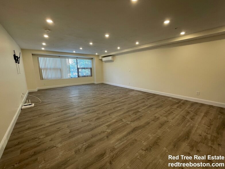 Building Photo - 1028a Commonwealth Ave