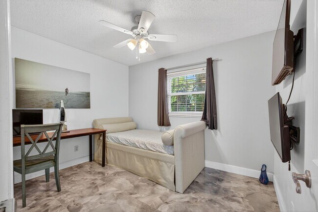 Building Photo - 2025 S Ocean Dr