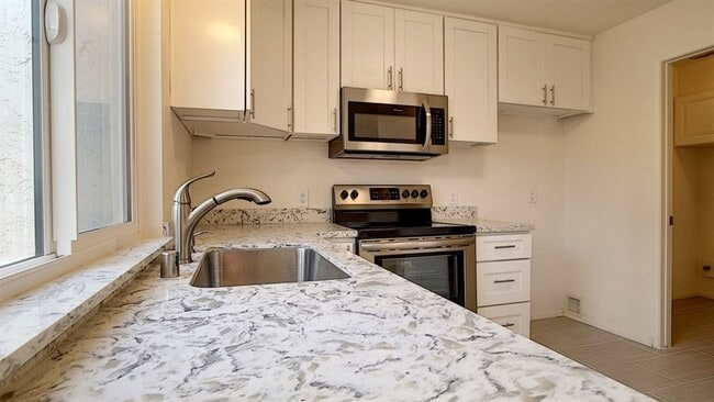 Primary Photo - 3BR 1.5BA Townhome with 2 Car Garage, Larg...