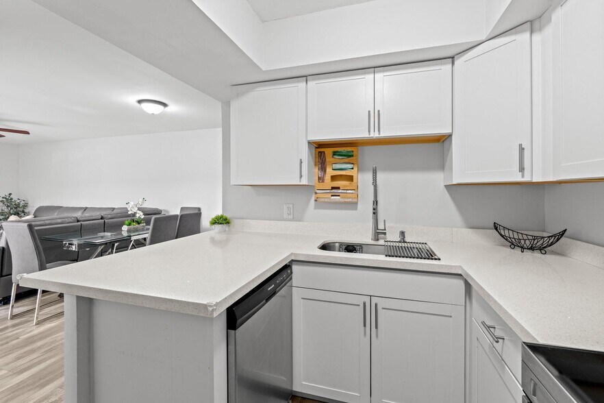 Building Photo - 3715 Village Dr
