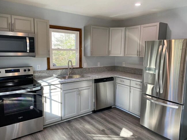 Building Photo - Adorable 4/2 with huge yards