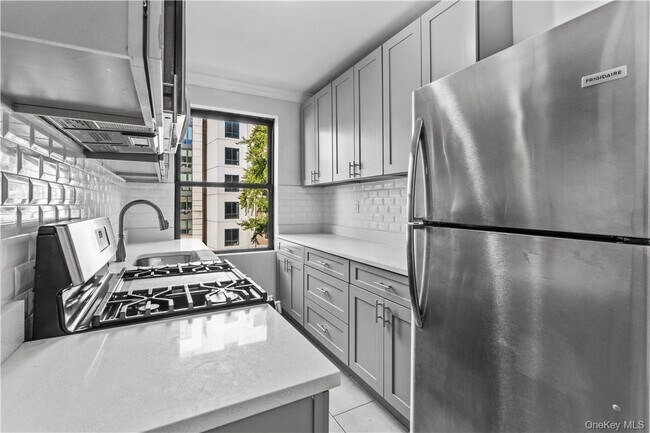 Building Photo - 250 Martine Ave