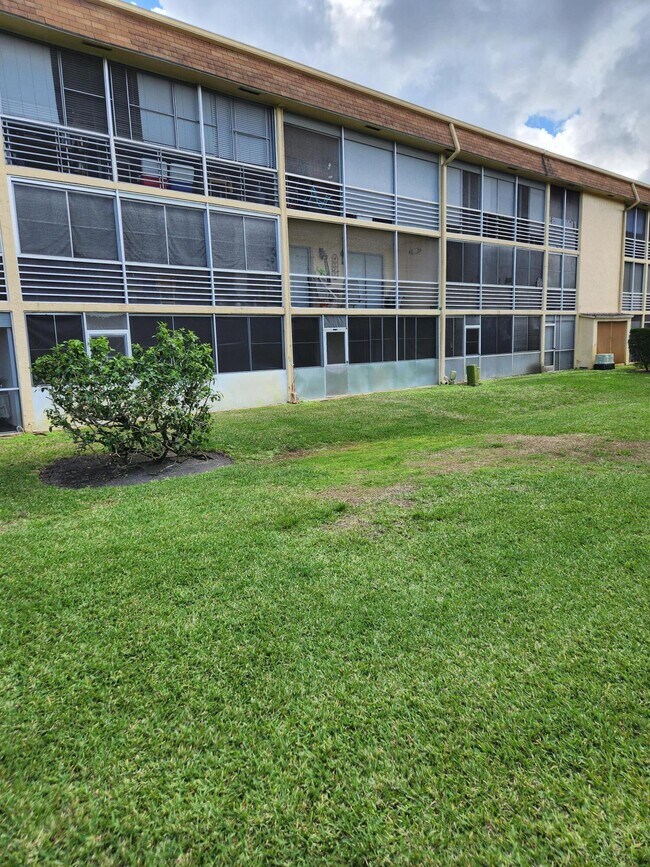 Building Photo - 600 Village Green Ct